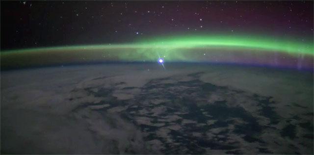 宇航员在太空分享金星从地球极光中升起美妙画面