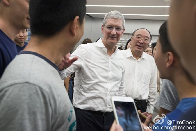 库克去重庆、黄奇帆陪同：我也不知道iPhone 7什么时候出