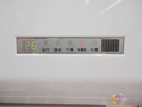 正面展示美的 kfr-23gw/dy-gc(e1)空调面板采用了经典的白板设计,不同