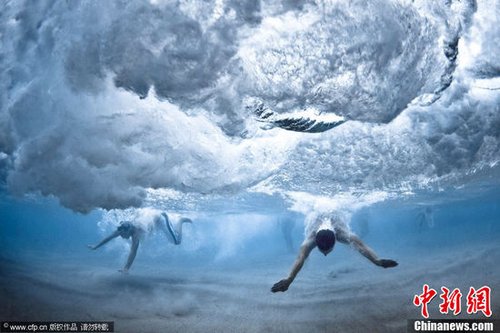 摄影师拍摄“水下工程” 波浪汹涌犹如蘑菇云