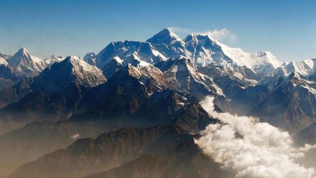 科学家：尼泊尔地震后珠峰高度降低2.5厘米