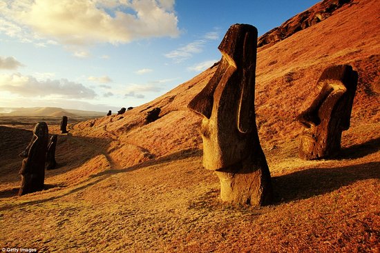 复活节岛神秘石像“行走”之谜 最重达八十吨
