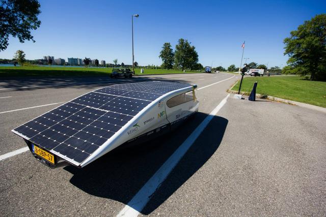 荷蘭學生建太陽能汽車 充一次電跑上千公里