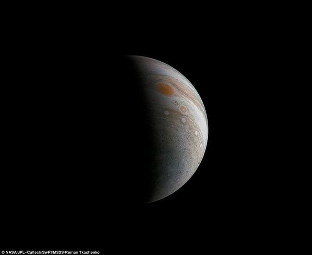 美国宇航局最新图像呈现木星大红斑详细结构
