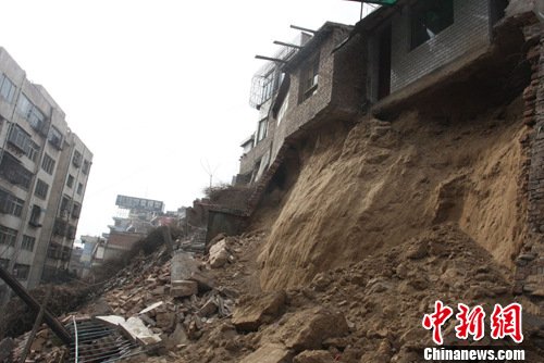兰州发生边坡崩塌 有泥土滑落迹象(图)