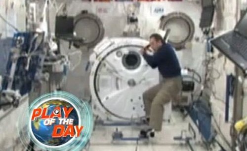 日宇航员创太空运动先河 国际空间站内打棒球