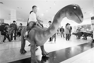 大连图书馆举行侏罗纪世界 大型活体恐龙展