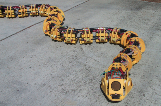 专门用于发现并修复飞机引擎故障的蛇形机器人