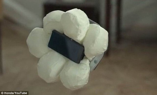 日本研制新型手机气囊 可以避免手机摔伤(图)