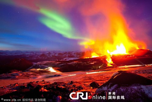 镜头记录冰岛美景 炫色极光遭遇火热岩浆 