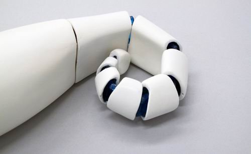 美设计师发明新款柔韧仿生手 可拿起任何物体