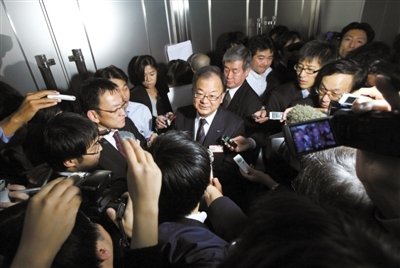昨日，夏普总裁奥田隆司在东京出席新闻发布会。夏普昨天发出全年亏损预警，预计2012财年将出现创纪录的净亏损56.2亿美元。