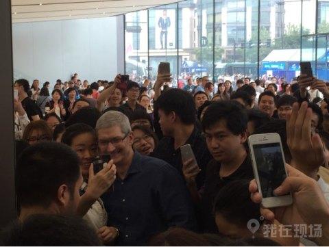 库克访华再去杭州西湖零售店