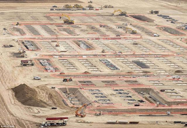 沙漠中崛起汽车城：马斯克超级工厂正成型