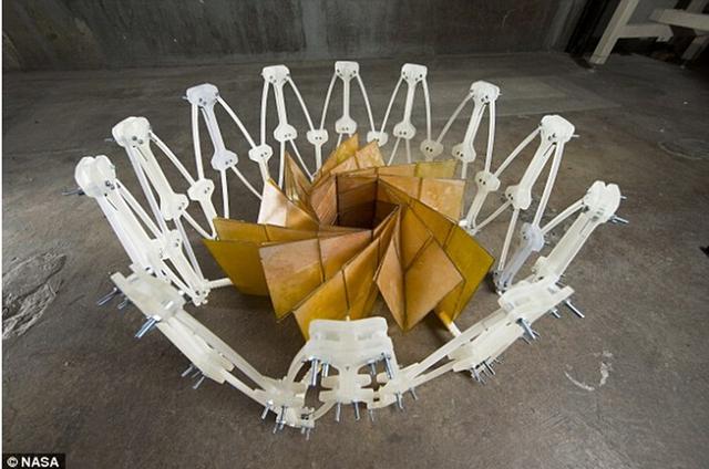 美国最新研制“太空花朵”折叠太阳能板