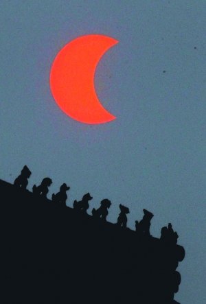 大雾减弱太阳光 助天文爱好者观“金钩”(图)