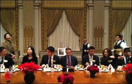 唯品会今日晚间上市管理层纽交所门前合影