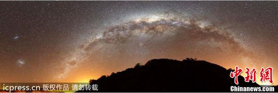 摄影师拍银河倒挂山头震撼美景 犹如天堂彩虹_科技