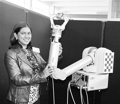 南非展出智能机器手臂 可以学习模仿人类动作