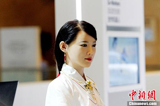 美女机器人"佳佳.中新社记者 张道正 摄