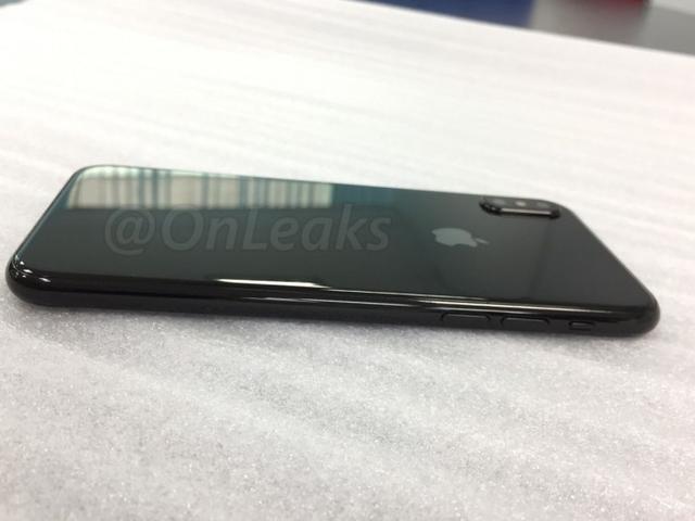 爆料大神首晒iPhone 8真机：全面屏+双玻璃机身