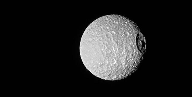 卡西尼探测器拍摄到土星的冰冷月亮 十分漂亮