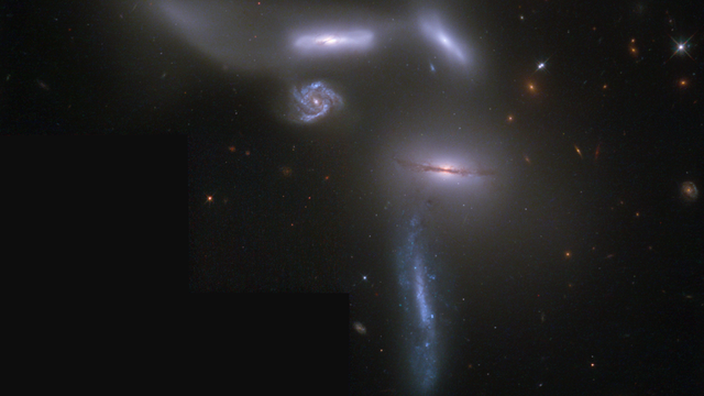宇宙中四个星系正在上演“引力大战”