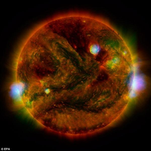 NASA合成图像显示太阳像橙色弹珠