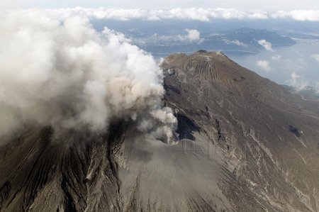 日本鹿儿岛市昭和火山口发生爆炸性喷发(图)