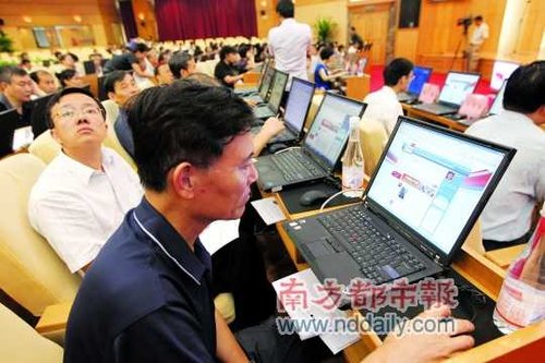 昨日广州政协委员开班学织“围脖”，委员们认真听讲微博使用技巧。 南都记者 钟锐钧 摄