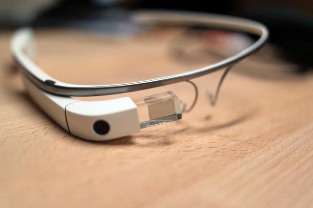 女极客因佩戴谷歌眼镜在美国酒吧遭袭击