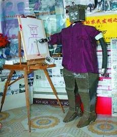 <em>农民</em>带自制机器人到世博园比拼日本机器人_科