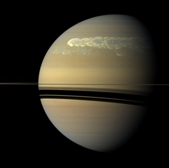 探测器监测土星肆虐超级风暴 为地球面积八倍