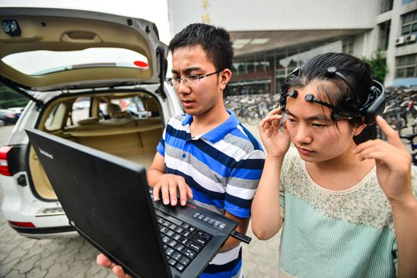 南开大学研发出脑控汽车 用脑电信号操控行驶