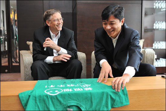 盖茨李彦宏同台 共建公益同盟呼吁拒绝被吸烟