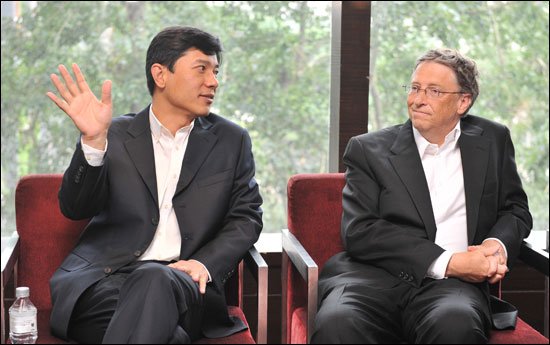 盖茨中国行 联手李彦宏做公益呼吁拒绝被吸烟