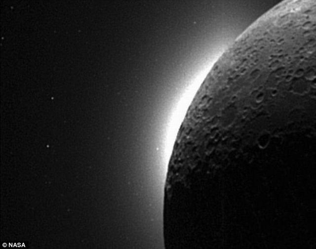 月球表面的“纳米灰尘云”来自陨星碰撞