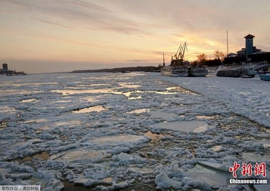 欧洲回暖冰柱威胁生命 多瑙河融冰撞毁船只
