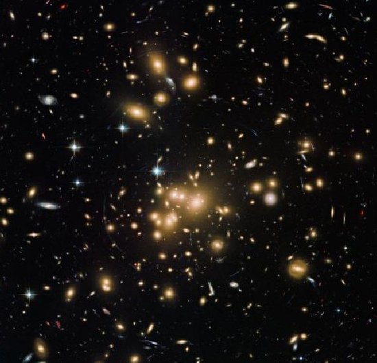 [天文航天]哈勃揭宇宙最大星团中暗物质与古老恒星之谜