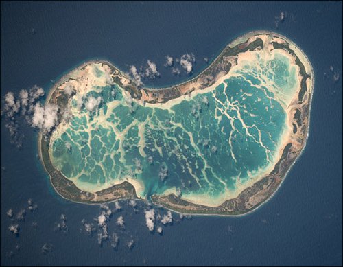 南太平洋海上美丽的环状珊瑚岛,距离夏威夷首府火奴鲁鲁南约1931公里