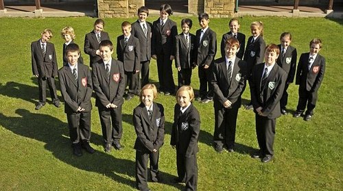 英国一学校迎九对双胞胎 打破全国纪录(图)