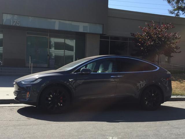 苹果神秘汽车厂外停着两辆崭新的特斯拉Model X汽车
