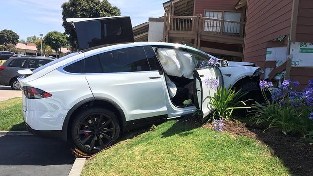 特斯拉Model X发生意外事故 疑自动驾驶功能导致