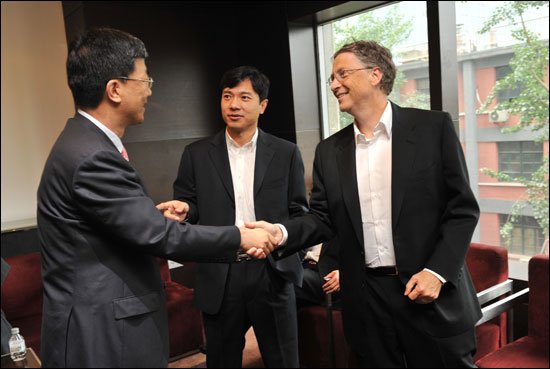 盖茨中国行 联手李彦宏做公益呼吁拒绝被吸烟