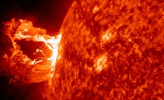 sdo 于2012年4月16日在日面东边缘观测到的美丽日珥,这次的日珥爆发