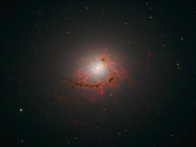 天文学家发现被黑洞从内部吞噬的奇特星系