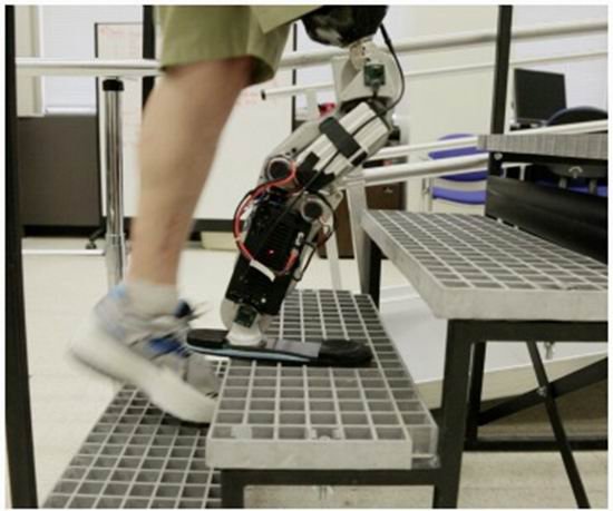 美国男子靠“意念”控制机械腿爬103层大厦_科技_腾讯网