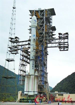 西昌卫星发射基地,负责运送"嫦娥二号"的火箭已经矗立在发射支架上.