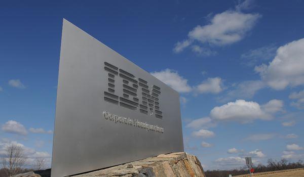 十字路口的IBM：营收连续下滑10个季度 业务转型 