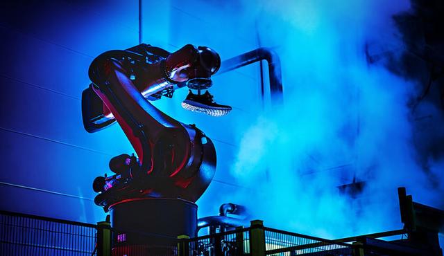 在阿迪达斯的德国工厂，会有更多机器人生产的运动鞋